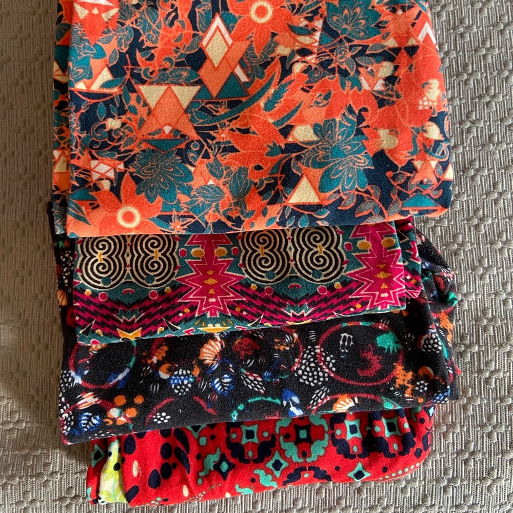4 pairs of one size lularoe leggings